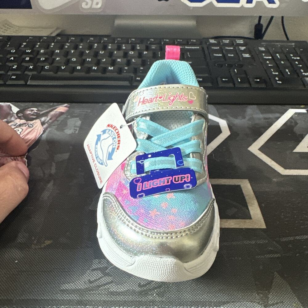 New Kids Size 5 Skechers Infinite Heart Lights 303261N/SMLT Lights up Shoes - Picture 3 of 7